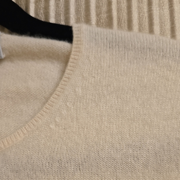 Brooks Brothers Women's Classic Cream Crew Neck Sweater - Picture 12 of 12